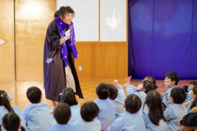 子どもたちに大道芸を披露する知念大地さん=3月、養父市内、本人提供 子どもたちに大道芸を披露する知念大地さん=3月、養父市内、本人提供