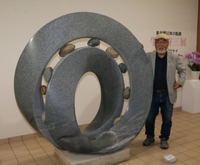 50年の軌跡を振り返る展示を行う彫刻家の牛尾啓三さん=あさご芸術の森美術館 50年の軌跡を振り返る展示を行う彫刻家の牛尾啓三さん=あさご芸術の森美術館