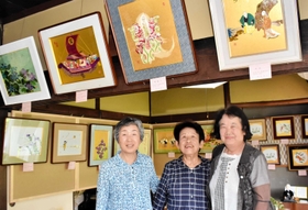 麦わら細工の作品を出展した「麦椿の会」のメンバー=か行庵 麦わら細工の作品を出展した「麦椿の会」のメンバー=か行庵