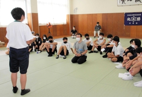 ペアを組む相手の「好きな道」について生徒がプレゼンテーションしたワークショップ=香住高校 ペアを組む相手の「好きな道」について生徒がプレゼンテーションしたワークショップ=香住高校