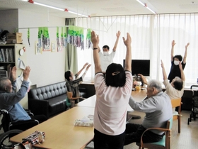 介護老人保健施設「ゆうすげ」で介護職員らとリハビリに励む利用者たち(公立香住病院提供) 介護老人保健施設「ゆうすげ」で介護職員らとリハビリに励む利用者たち(公立香住病院提供)