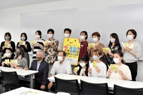 豊岡市選挙管理委員会の浮田一雄委員長(前列左から3人目)と市明るい選挙推進協議会の中田正夫会長(同4人目)と記念撮影する学生ら=芸術文化観光専門職大 豊岡市選挙管理委員会の浮田一雄委員長(前列左から3人目)と市明るい選挙推進協議会の中田正夫会長(同4人目)と記念撮影する学生ら=芸術文化観光専門職大