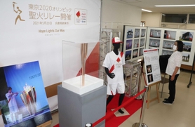 聖火リレーで使用されたトーチやユニホームが並ぶ会場=朝来市山東支所 聖火リレーで使用されたトーチやユニホームが並ぶ会場=朝来市山東支所