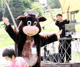 DJとしても活動する伊藤達巧さん=今年6月、香美町村岡区大笹 DJとしても活動する伊藤達巧さん=今年6月、香美町村岡区大笹