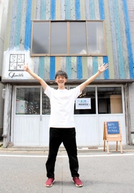 「香美町まちなか移住相談室」の専従相談員を務める伊藤達巧さん=香美町香住区香住
