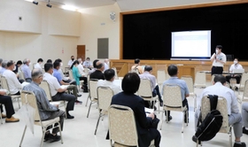 住民説明会でルート案について説明を受ける参加者たち=豊岡市大磯町 住民説明会でルート案について説明を受ける参加者たち=豊岡市大磯町