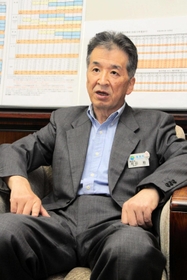 インタビューに答える前田毅教育長=香美町村岡地域局 インタビューに答える前田毅教育長=香美町村岡地域局