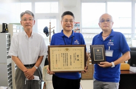 登日幸治・県民局長(左端)に食育活動表彰での受賞を報告する濱上栄作さん(中央)と和田耕治さん=豊岡総合庁舎 登日幸治・県民局長(左端)に食育活動表彰での受賞を報告する濱上栄作さん(中央)と和田耕治さん=豊岡総合庁舎