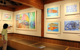 魚にまつわる「がっせぇアート」が並ぶ展示会場=豊岡市祥雲寺 魚にまつわる「がっせぇアート」が並ぶ展示会場=豊岡市祥雲寺