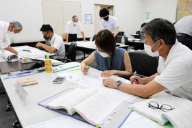 県職員OBらに砂防えん堤の手書き設計図の書き方を教わる若手職員たち=豊岡市岩井 県職員OBらに砂防えん堤の手書き設計図の書き方を教わる若手職員たち=豊岡市岩井