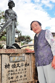 被爆した自分の境遇と重なる「夢千代」の像の前で思い出を語る朝野鈴子さん=新温泉町湯 被爆した自分の境遇と重なる「夢千代」の像の前で思い出を語る朝野鈴子さん=新温泉町湯
