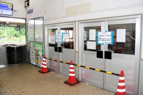 今月17日に閉鎖され、改修工事が始まった待合室=JR香住駅 今月17日に閉鎖され、改修工事が始まった待合室=JR香住駅