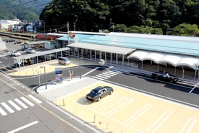 駐車スペースをカラー舗装するなど改修し、2019年10月に供用が始まった駅前広場=JR香住駅 駐車スペースをカラー舗装するなど改修し、2019年10月に供用が始まった駅前広場=JR香住駅