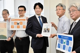 策定した「城崎温泉交通環境改善計画」を登日幸治県民局長(右から2人目)に提出する協議会のメンバー=但馬県民局 策定した「城崎温泉交通環境改善計画」を登日幸治県民局長(右から2人目)に提出する協議会のメンバー=但馬県民局