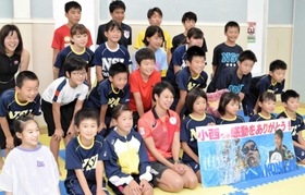 小西杏奈選手(前列中央)と記念撮影する子どもら=NSI豊岡スイミングスクール 小西杏奈選手(前列中央)と記念撮影する子どもら=NSI豊岡スイミングスクール