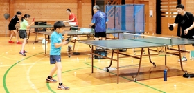ジュニア年代で県内トップレベルの選手への個人レッスン。中国人コーチや元社会人選手らが相手を務める=香美町村岡区川会、射添ふるさと館 ジュニア年代で県内トップレベルの選手への個人レッスン。中国人コーチや元社会人選手らが相手を務める=香美町村岡区川会、射添ふるさと館