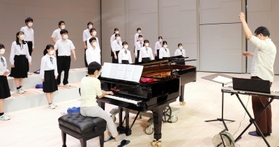 新しいホールで関西大会に向けて練習する八鹿高音楽部=養父市八鹿町八鹿 新しいホールで関西大会に向けて練習する八鹿高音楽部=養父市八鹿町八鹿