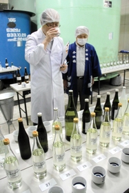 香住鶴の貯蔵酒の利き酒をする小山淳鑑定官室長(左)と福本芳夫社長=香住鶴 香住鶴の貯蔵酒の利き酒をする小山淳鑑定官室長(左)と福本芳夫社長=香住鶴
