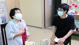 初対面した金野なを子(左)さんと森本光さん=宮城県南三陸町(豊岡総合高校提供) 初対面した金野なを子(左)さんと森本光さん=宮城県南三陸町(豊岡総合高校提供)