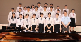 関西合唱コンクールに出場する八鹿高校音楽部=養父市八鹿町八鹿、やぶ市民交流広場 関西合唱コンクールに出場する八鹿高校音楽部=養父市八鹿町八鹿、やぶ市民交流広場