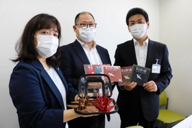 「敬老の日」に合わせ、市内の特別養護老人ホームなどに「革の折り紙」が寄贈された=豊岡市役所 「敬老の日」に合わせ、市内の特別養護老人ホームなどに「革の折り紙」が寄贈された=豊岡市役所