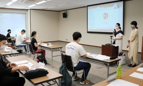 アパレル関連企業のニーズ発表を聞く参加者たち=豊岡市中央町 アパレル関連企業のニーズ発表を聞く参加者たち=豊岡市中央町