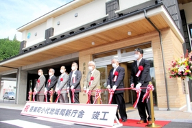 小代地域局の完成をテープカットで祝う出席者=香美町小代区大谷 小代地域局の完成をテープカットで祝う出席者=香美町小代区大谷