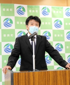 香住病院の院長に就任し、あいさつする上田通雅氏=香美町役場本庁舎 香住病院の院長に就任し、あいさつする上田通雅氏=香美町役場本庁舎