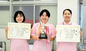 介護や福祉を学ぶ高校生が競う全国大会に出場する(左から)小崎せりかさん、亀村未歩さん、室田祐奈さん=豊岡市日高町岩中 介護や福祉を学ぶ高校生が競う全国大会に出場する(左から)小崎せりかさん、亀村未歩さん、室田祐奈さん=豊岡市日高町岩中