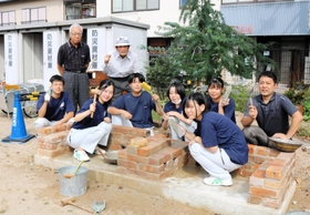 「防災かまどベンチ」を製作している豊岡総合高校の生徒たち=豊岡市加広町 「防災かまどベンチ」を製作している豊岡総合高校の生徒たち=豊岡市加広町