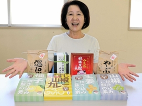 養父市出身の大学生らに送付される地元産品=市シルバー人材センター 養父市出身の大学生らに送付される地元産品=市シルバー人材センター
