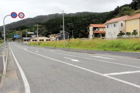 香美町が取得した県道香美久美浜線沿いの宅地=香美町香住区山手 香美町が取得した県道香美久美浜線沿いの宅地=香美町香住区山手