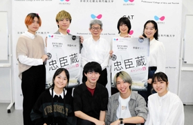 初の舞台公演をPRする平田オリザ学長と学生たち=豊岡市山王町 初の舞台公演をPRする平田オリザ学長と学生たち=豊岡市山王町