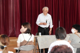 保護者向けに日本食の有用性を説く神戸大名誉教授の保田茂さん=新温泉町浜坂 保護者向けに日本食の有用性を説く神戸大名誉教授の保田茂さん=新温泉町浜坂