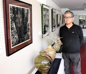 三方和也さんとの二人展として「陶芸・木版画展」を開いた高階康之さん=養父市関宮 三方和也さんとの二人展として「陶芸・木版画展」を開いた高階康之さん=養父市関宮