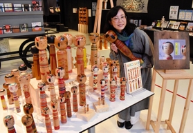 集めてきたこけしを展示する與田千菜美さん=城崎国際アートセンター 集めてきたこけしを展示する與田千菜美さん=城崎国際アートセンター