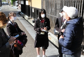 生野の鉱山町を歩きながら取材する高校生ら=朝来市生野町口銀谷 生野の鉱山町を歩きながら取材する高校生ら=朝来市生野町口銀谷