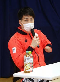 東京パラリンピックでの経験を話す山田拓朗選手=梁瀬小 東京パラリンピックでの経験を話す山田拓朗選手=梁瀬小
