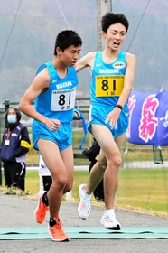 男子・和田山の1区衣川勇太選手(右)からたすきを受け取る2区永井心八選手=豊岡市日高町(撮影・秋山亮太) 男子・和田山の1区衣川勇太選手(右)からたすきを受け取る2区永井心八選手=豊岡市日高町(撮影・秋山亮太)