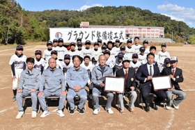 糸乗建設の糸乘直希社長(前列左から3人目)に感謝状を贈る兵庫豊岡ボーイズの山口健輔代表(同4人目)とメンバーら=豊岡市九日市上町 糸乗建設の糸乘直希社長(前列左から3人目)に感謝状を贈る兵庫豊岡ボーイズの山口健輔代表(同4人目)とメンバーら=豊岡市九日市上町