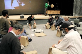 身近な素材を使い、万一の時に役立つ道具作りを学ぶ参加者たち=豊岡市大手町 身近な素材を使い、万一の時に役立つ道具作りを学ぶ参加者たち=豊岡市大手町