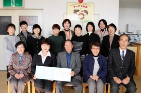 「社会ボランティア賞」を受賞した「ドーナツの会」のメンバーたち=豊岡市城南町 「社会ボランティア賞」を受賞した「ドーナツの会」のメンバーたち=豊岡市城南町