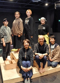旗揚げ公演の準備をする劇団「但馬旅人生活拠点。」の劇団員と出演者=芸術文化観光専門職大学 旗揚げ公演の準備をする劇団「但馬旅人生活拠点。」の劇団員と出演者=芸術文化観光専門職大学