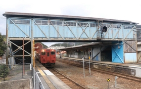 JR西日本が撤去する方向で検討している跨線橋=JR生野駅 JR西日本が撤去する方向で検討している跨線橋=JR生野駅