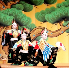 葛畑三番叟を披露する子どもたち=やぶ市民交流広場 葛畑三番叟を披露する子どもたち=やぶ市民交流広場
