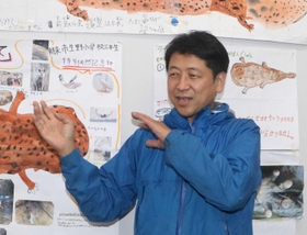 オオサンショウウオを軸にしたまちづくりの展望を語る日本ハンザキ研究所の岡田純理事長=朝来市生野町黒川 オオサンショウウオを軸にしたまちづくりの展望を語る日本ハンザキ研究所の岡田純理事長=朝来市生野町黒川