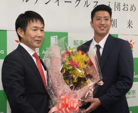 東北楽天ゴールデンイーグルスへの入団が決まり、天野修二副市長(左)から花束を受け取る西垣雅矢投手=朝来市役所 東北楽天ゴールデンイーグルスへの入団が決まり、天野修二副市長(左)から花束を受け取る西垣雅矢投手=朝来市役所
