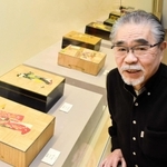 兵庫県豊岡市城崎町の伝統工芸「麦わら細工」の職人神谷勝さん(80)の作品展「麦が魅せる輝きと彩り」が同市城崎町湯島の城崎文芸館で開かれている。神谷さんは2代目で、先代の父親と3代目の長男の親子3代と、弟子の作品とともに幾何学模様や人物、コウノトリなどの繊細なデザインの73点が並ぶ。来年1月25日まで。(石川 翠)