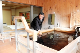 貸し切りの露天風呂の休憩室にベッドを置き、客室に転用した。「湯村の豊富な湯量がなせるやり方」と力を込める朝野家の朝野泰昌社長=新温泉町湯、朝野家 貸し切りの露天風呂の休憩室にベッドを置き、客室に転用した。「湯村の豊富な湯量がなせるやり方」と力を込める朝野家の朝野泰昌社長=新温泉町湯、朝野家