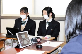 養父市議と意見交換する但馬農業高の生徒ら=但馬農業高 養父市議と意見交換する但馬農業高の生徒ら=但馬農業高